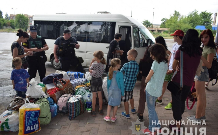 Полицейские помогли матери с 10 детьми из Славянска эвакуироваться в Днепр