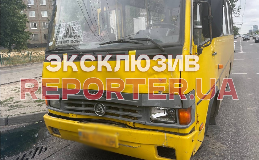 В Днепре на Набережной победы столкнулись два автобуса: пострадали две женщины