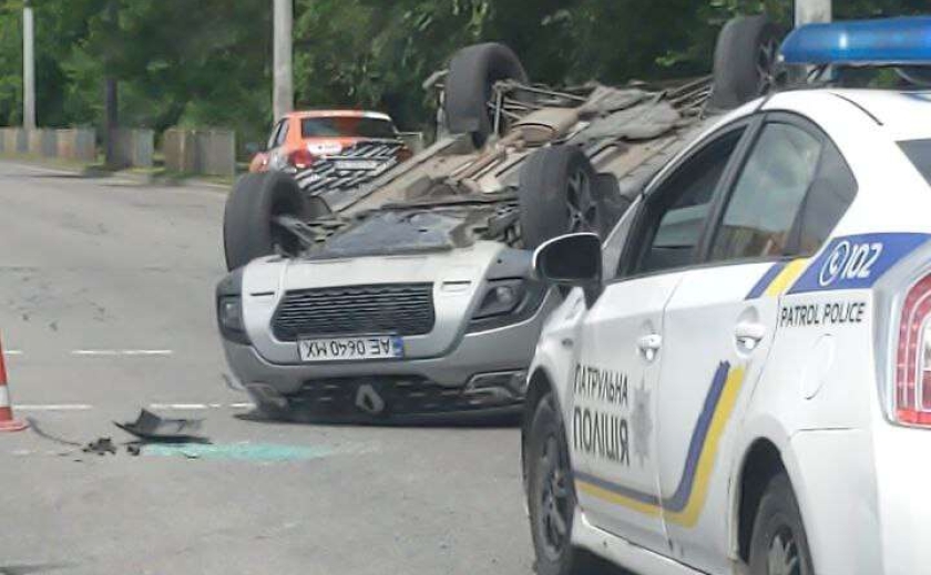 Серьезное ДТП в Днепре на Слобожанском: столкнулись Renault и Land Rover