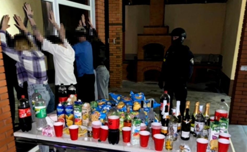 45 нарушителей комендантского часа и 150 доз наркотиков: В Днепре полицейские «заглянули» на закрытую вечеринку