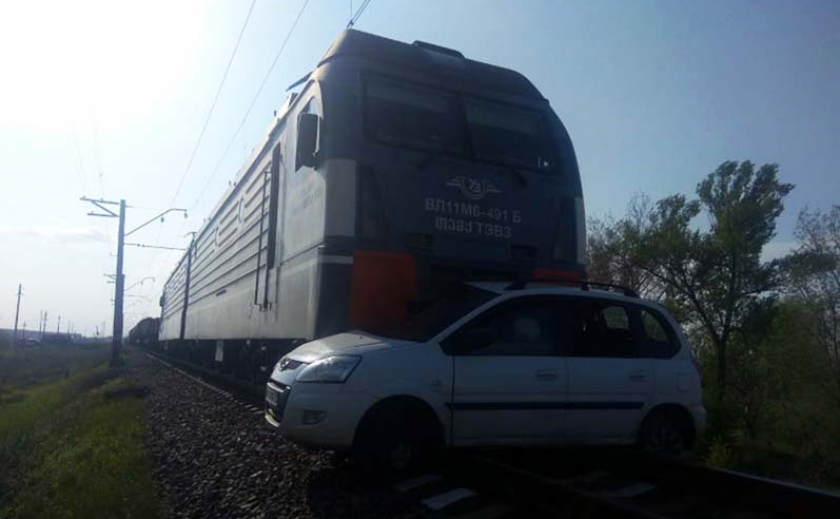 На Днепропетровщине поезд угробил супругов в автомобиле