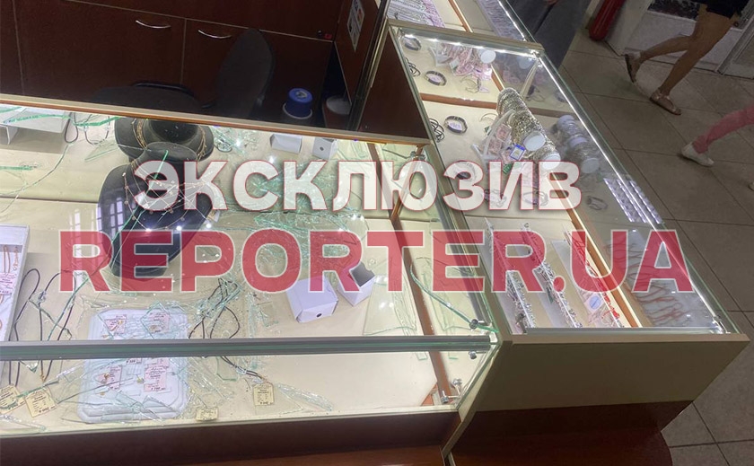 Разбил витрину камнем и забрал украшения: в Днепре на проспекте Героев ограбили ювелирный отдел