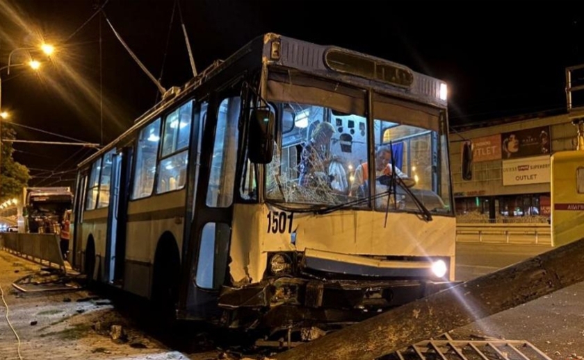 ДТП в Днепре: троллейбус снес фонарный столб и дорожное ограждение