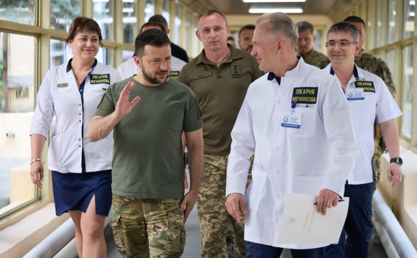 Президент посетил раненых защитников Украины в Днепропетровской областной больнице