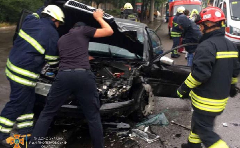 ДТП на проспекте Гагарина в Днепре: спасатели вырезали из машины пострадавшего