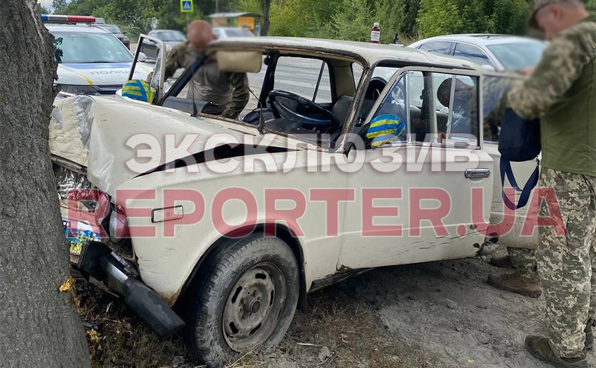 Въехал в выбоину на дороге: в Днепре на Томской автомобиль с военнослужащими врезался в дерево