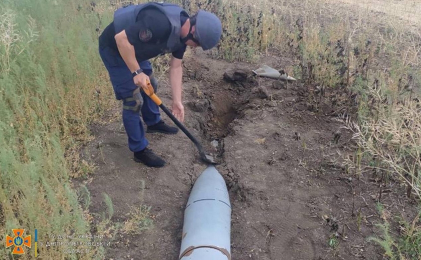 В Днепропетровской области мужчина нашел в поле снаряд