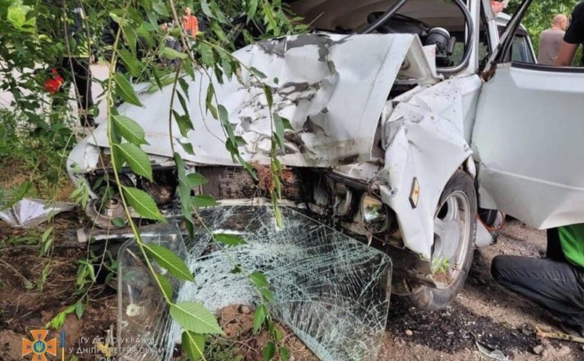 В Вольногорске в результате ДТП двух человек зажало в машине
