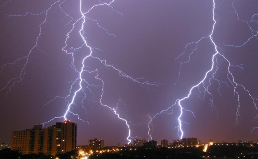 Грозы, шквалы и град: в Днепропетровской области объявлено штормовое предупреждение
