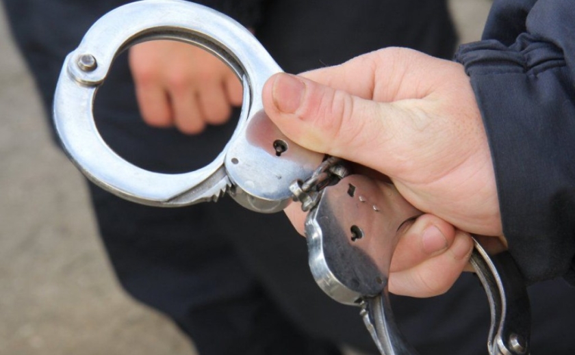 На одному з блокпостів Дніпра затримали чоловіка, що перебував у розшуку