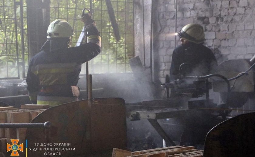 Пошкоджено сировину та виробниче обладнання: пожежа в столярному цеху в Дніпрі