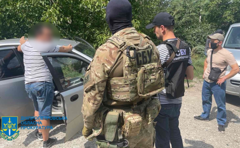 Комплект за 900 євро: Поліція в Дніпрі викрила організатора схеми підробки документів для виїзду військовозобов’язаних за кордон