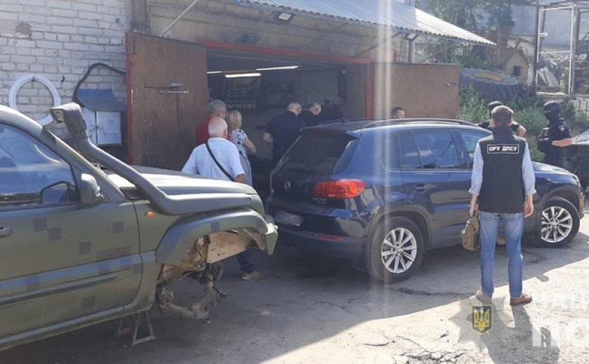 Ввезли з-за кордону 135 авто: Нацполіція припинила діяльність мешканця Дніпра та його спільників, які торгували автомобілями для ЗСУ