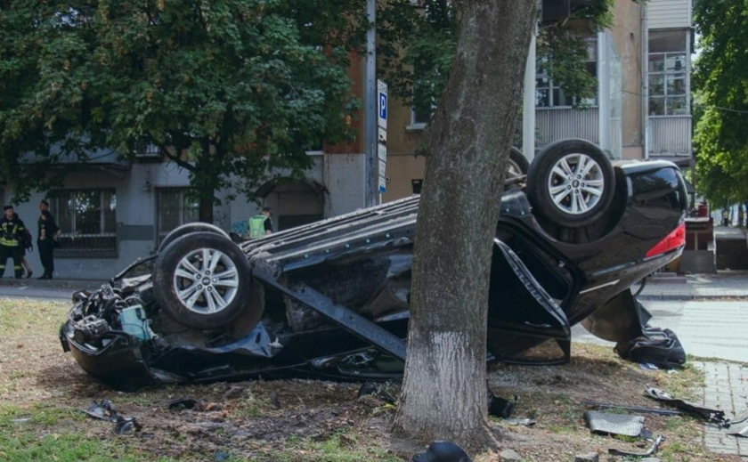 ДТП у центрі Дніпра: автівка перекинулася на дах, постраждало двоє людей