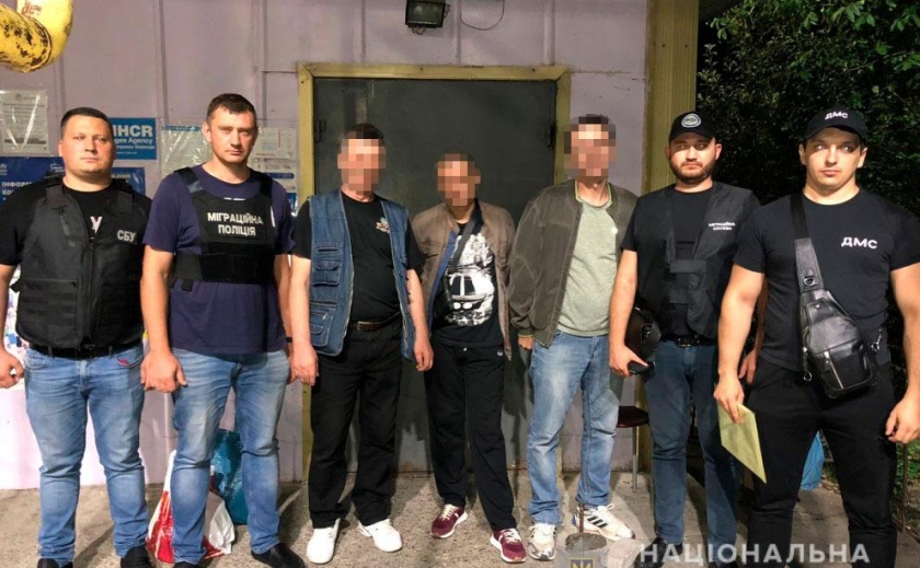 На Дніпропетровщині правоохоронці допомогли видворити з України трьох росіян та одного громадянина Молдови