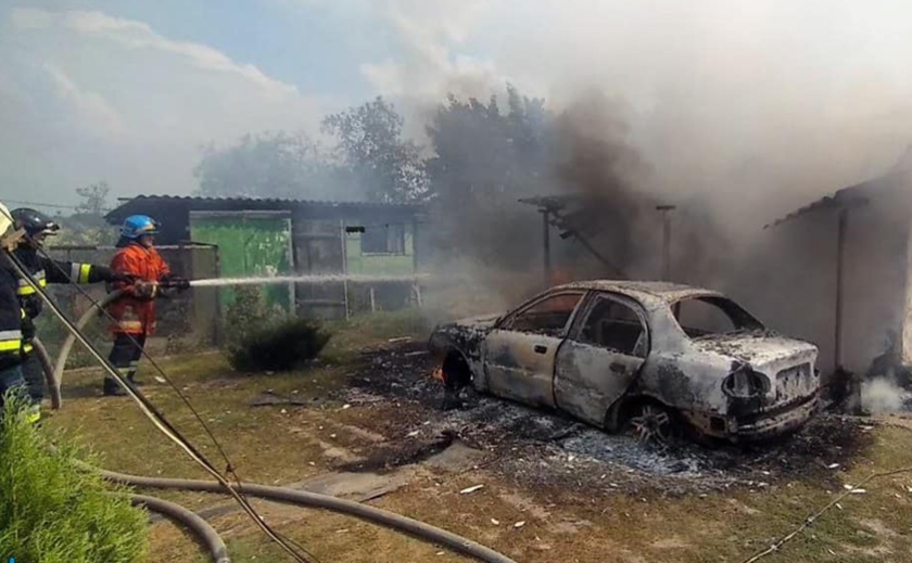 Згорів автомобіль та дах літньої кухні: рятувальники ліквідували пожежу на території приватного домоволодіння