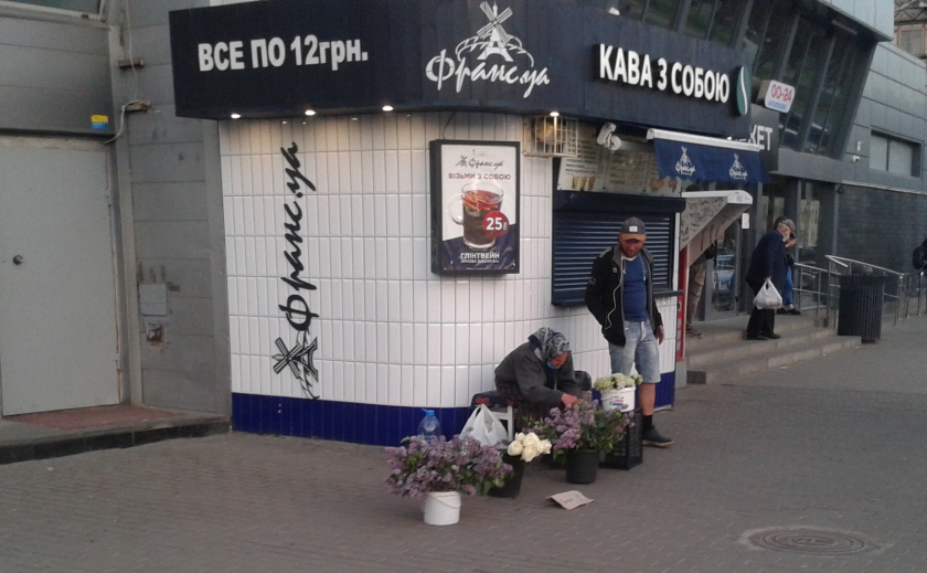 В Днепре уже отменили карантин, на улицах продают клубнику и цветы