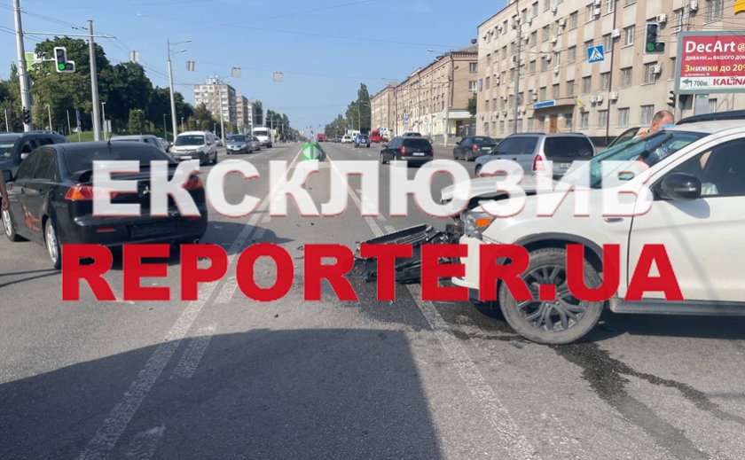 Внаслідок ДТП на Слобожанському проспекті у Дніпрі постраждали пасажири обох автівок