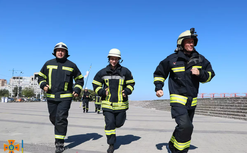 Рятувальники Дніпропетровщини підтримали колегу, який бере участь в ультрамарафоні вдячності