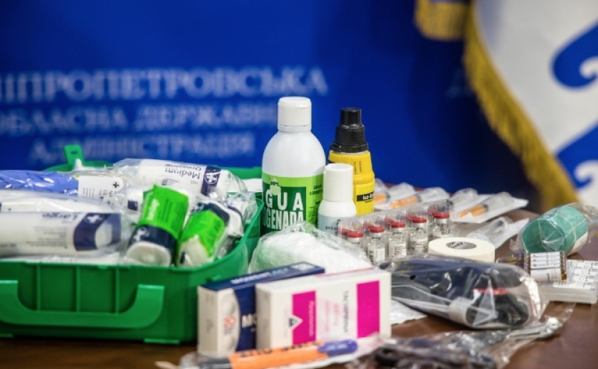 Всім «точкам доступу» до адмінпослуг Дніпропетровщини передали великі аптечки