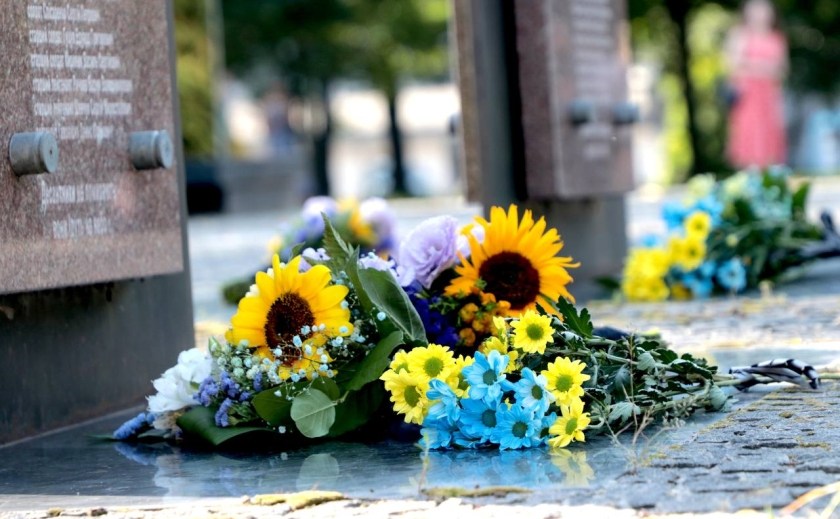 У Дніпрі вшановують пам'ять полеглих захисників У Дніпрі вшановують пам'ять полеглих захисників
