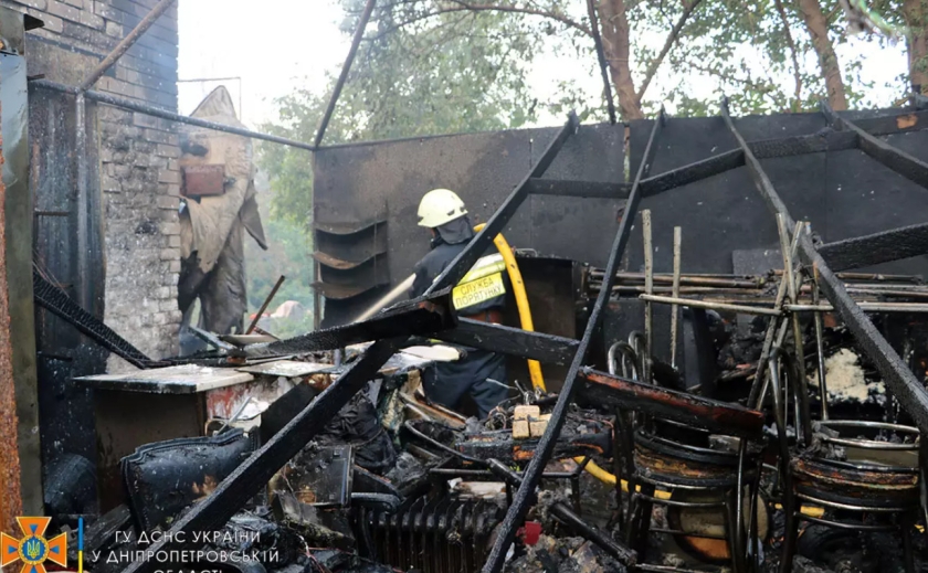 Вогонь охопив 150 кв. м.: у Дніпрі ліквідували пожежу в приватному будинку