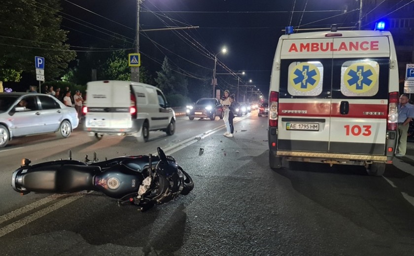 У Дніпрі мотоциклист збив 19-річну дівчину на пішохідному переході