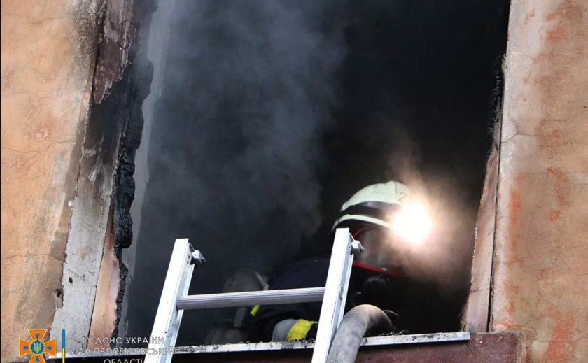 У Дніпрі 16 рятувальників гасили пожежу у квартирі