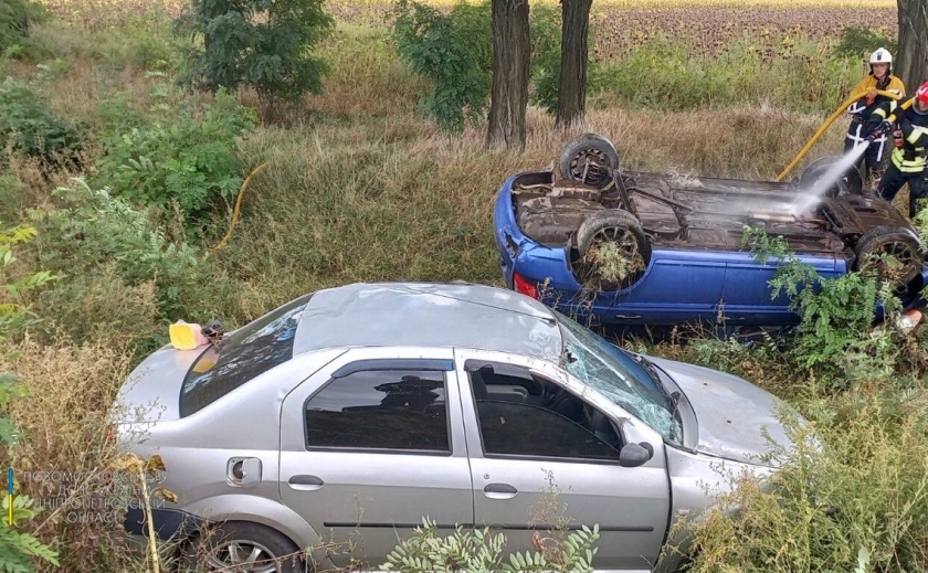 ДТП біля Магдалинівки: дві автівки зʼїхали в кювет, одна перекинулася, водіїв госпіталізовано