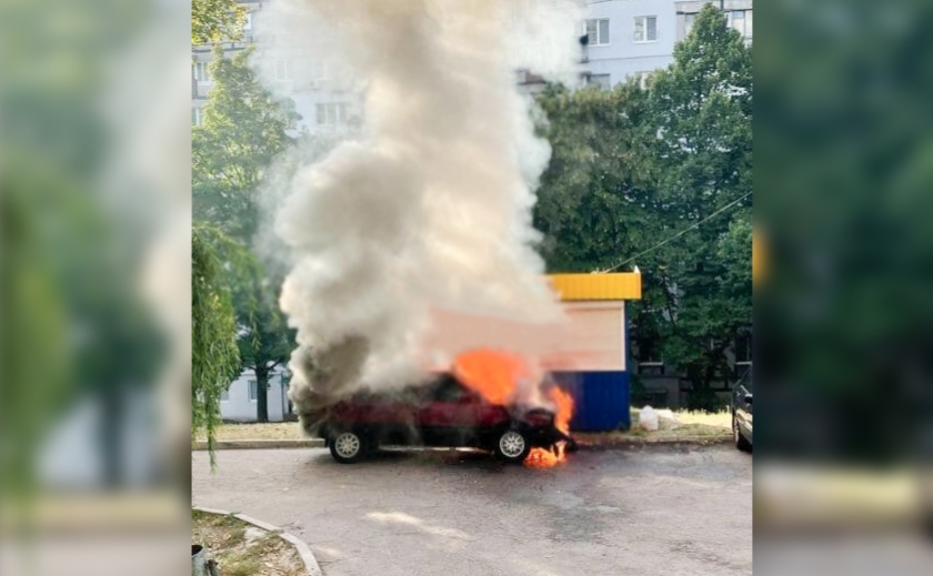 Вигоріла вщент: у Дніпрі згоріла припаркована автівка