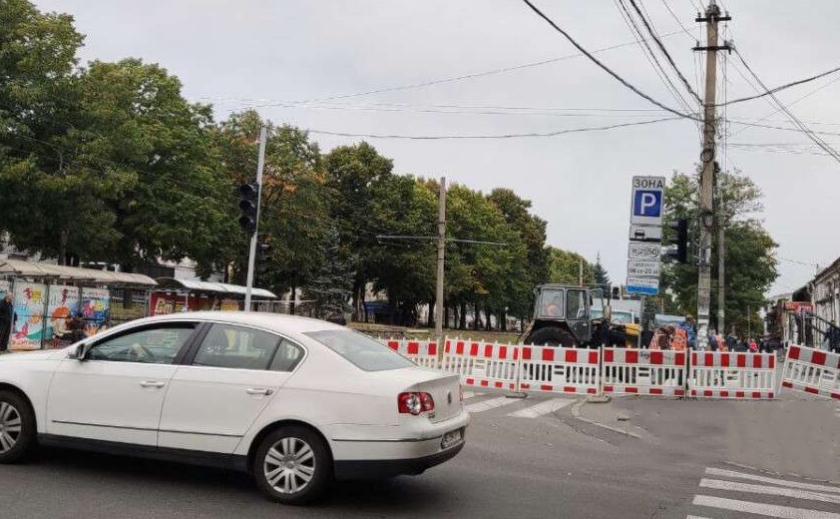 Через ракетний удар у Дніпрі закрили проїзд по центру міста: подробиці