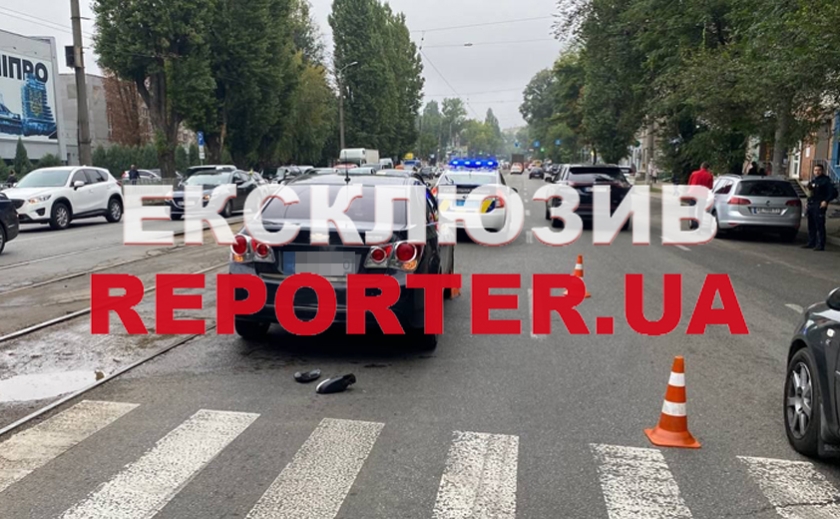 В Дніпрі на пр.Богдана Хмельницького автівка збила жінку на пішохідному переході: відео