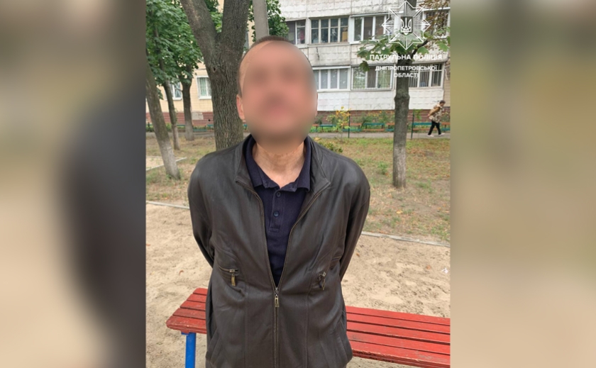 На дитячому майданчику у Дніпрі затримали п’яного чоловіка з підробленими документами