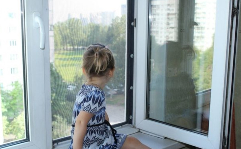 У Дніпрі 6-річна дівчинка випала з вікна