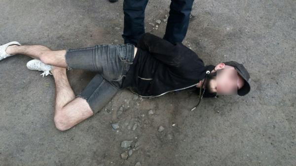 Агрессивный и вооруженный парень оказал сопротивление днепровской полиции