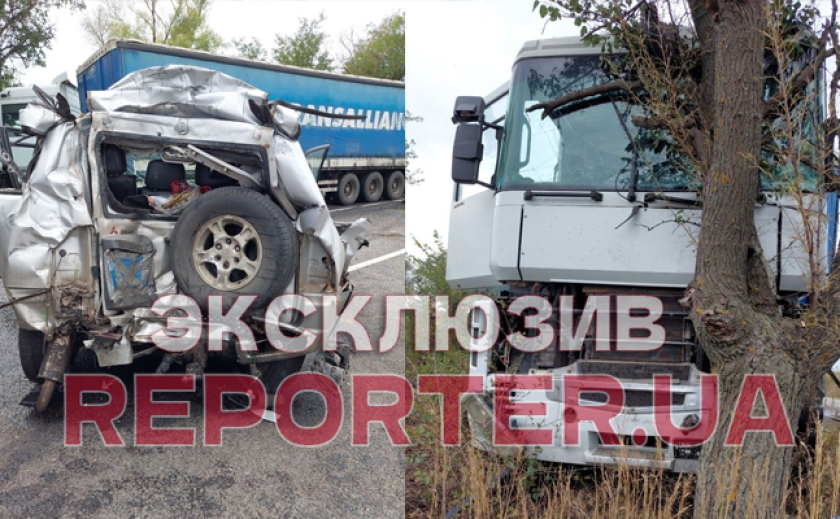 Загиблий та 2 травмованих: Під Дніпром позашляховик «Mitsubishi Pajero» зіткнувся з фурою