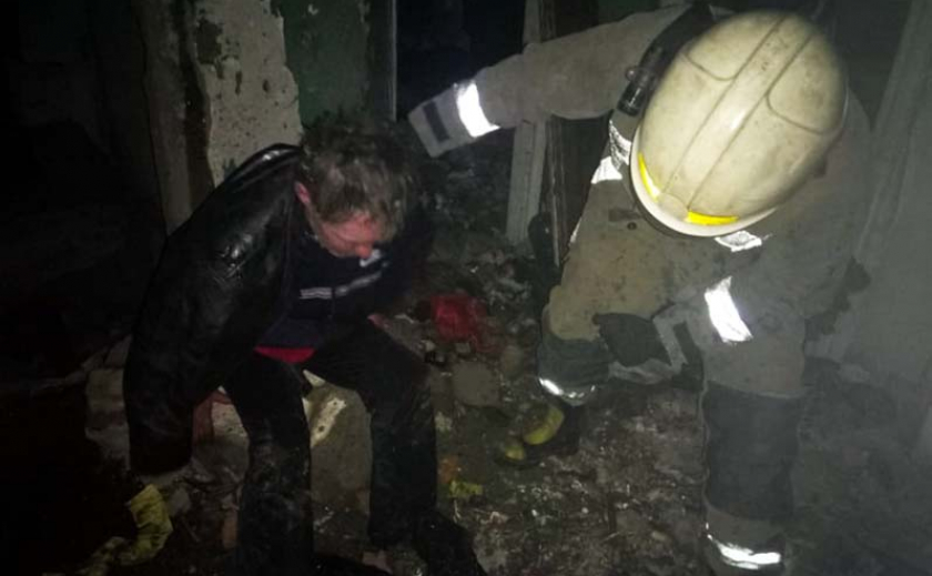Павлоградские пожарные спасли мужчину из огня ФОТО