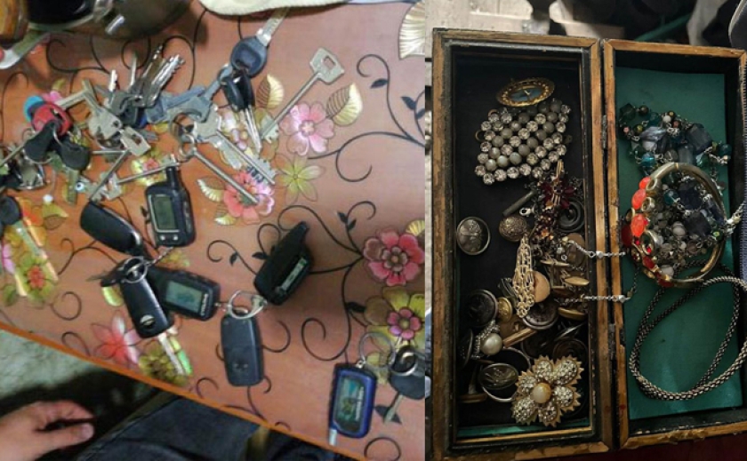 Прикраси, телефони, банківські картки, багато ключів: В Дніпрі поліцейські затримали озброєну злочинну групу крадіїв