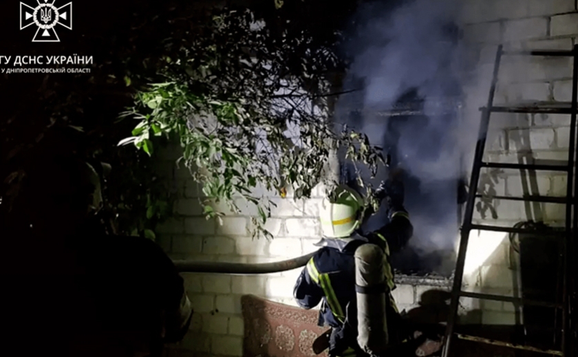 Під Дніпром спалахнув одноповерховий будинок: є постраждалі