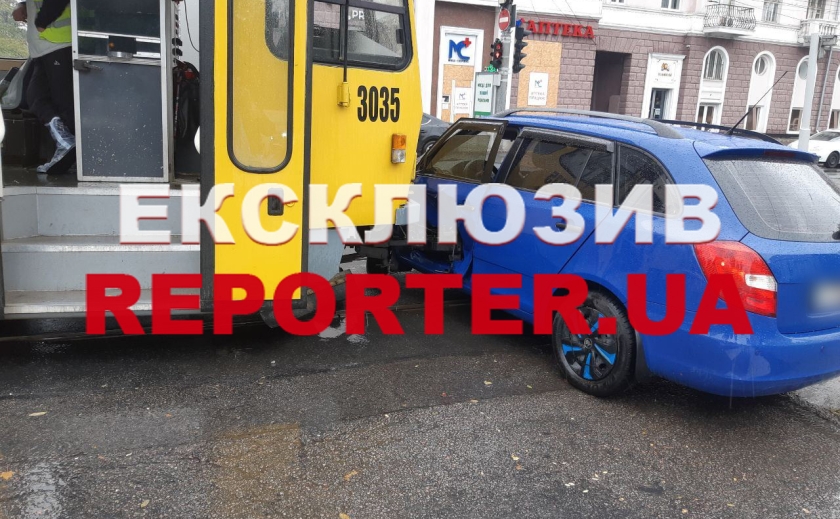 У центрі Дніпра автівка зіткнулася з трамваєм