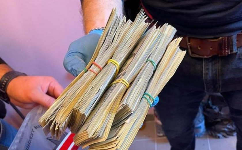 Поліцейські з 4-х областей знайшли, хто вкрав в Дніпрі 350 тис. доларів, маскуючись під кур’єра «Glovo»