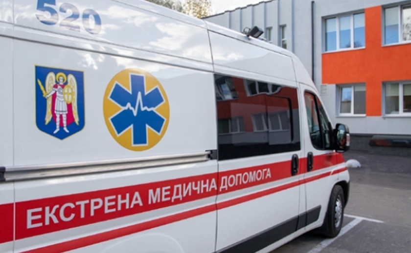 В аварії постраждали 8 людей: на трасі під Дніпром фура протаранила маршрутку