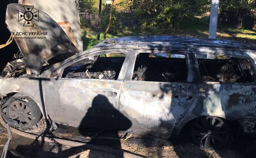 У Самарському районі Дніпра пожежа знищила авто в гаражі