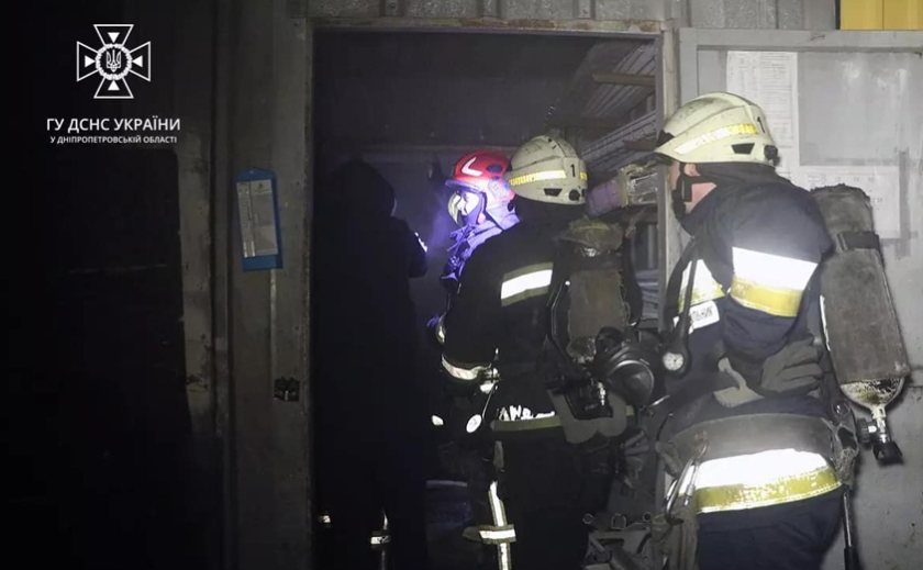 Вночі рятувальники гасили пожежу в ангарі у центральній частині Дніпра
