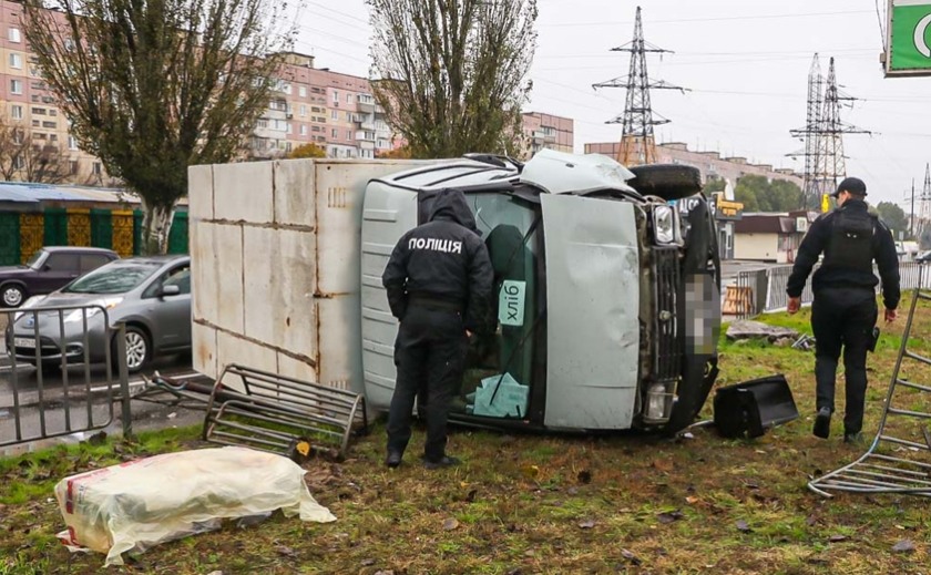 У Дніпрі через п’яного чоловіка перекинувся автомобіль з хлібом: подробиці