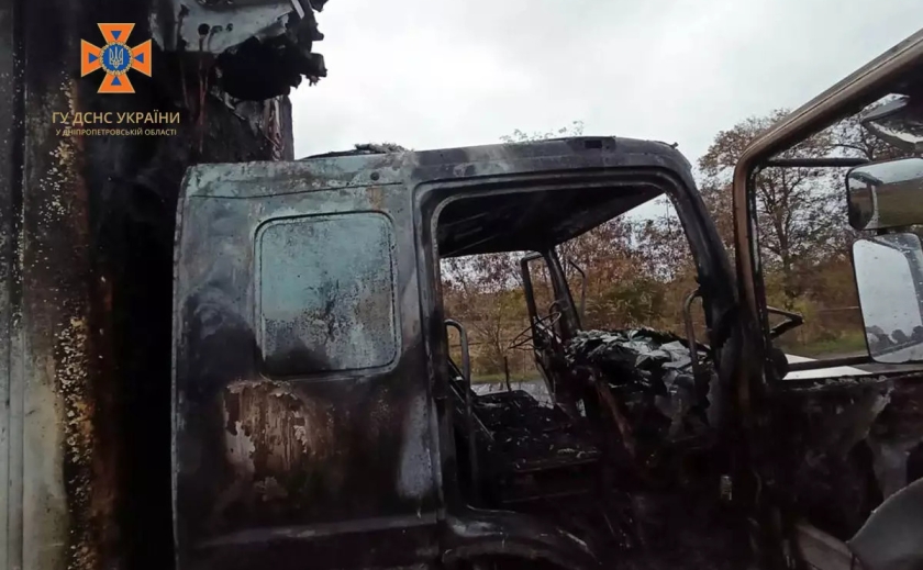 На Дніпропетровщині посеред дороги згоріло авто