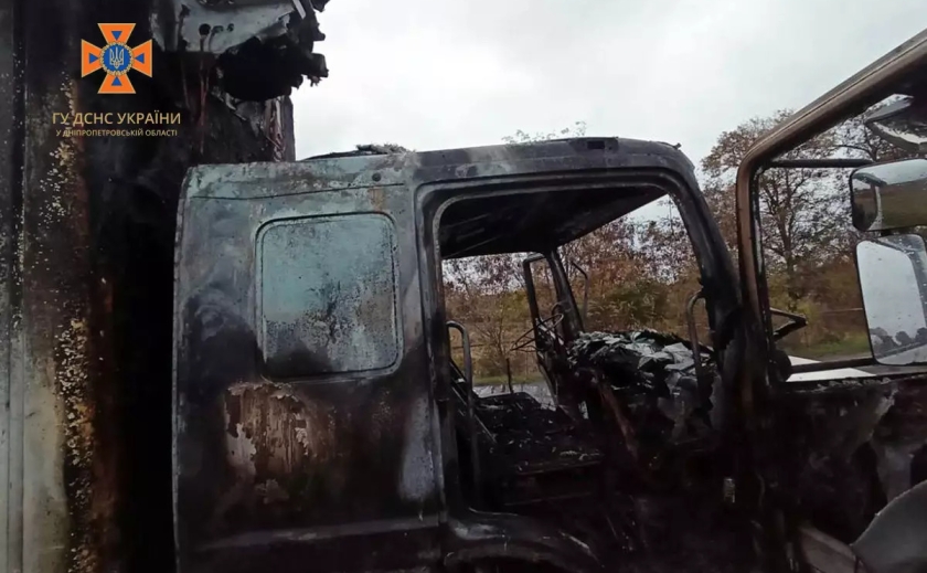 На Дніпропетровщині посеред дороги згоріло авто На Дніпропетровщині посеред дороги згоріло авто