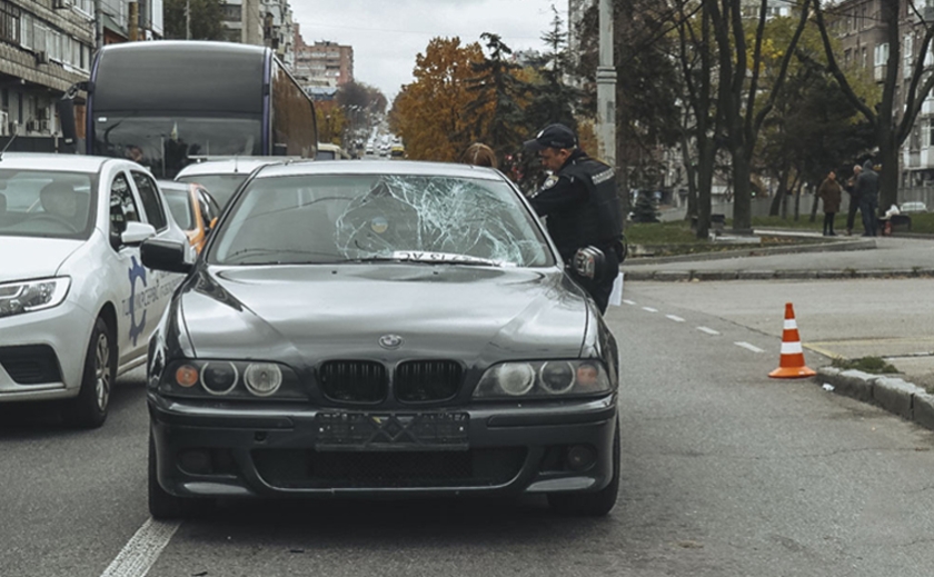 У Дніпрі «BMW» збила пішохода: чоловіка госпіталізовано до лікарні