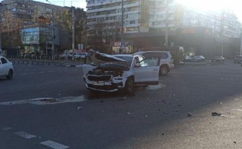 Авто розтрощено вщент: ДТП на проспекті Героїв у Дніпрі