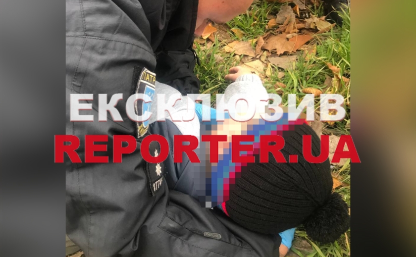 Втратив батька на війні: поліцейські Дніпра врятували 3-річного хлопця, що бився у судомах на вулиці